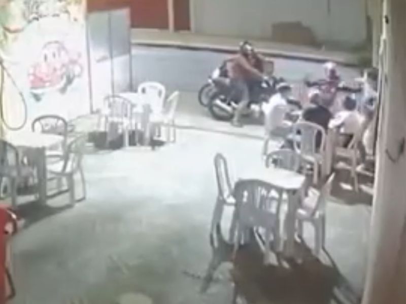 'Remédio para ladrão é pau'; suposto assaltante é espancado pela população revoltada em Manaus