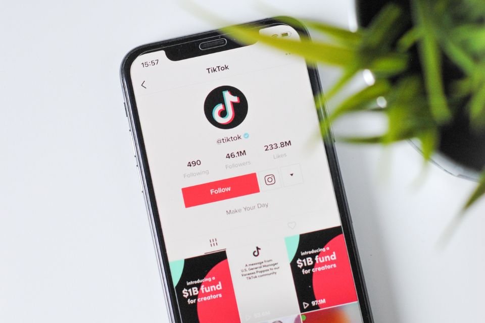 Imagem de: TikTok trabalha em selo para identificar conteúdo gerado por IA