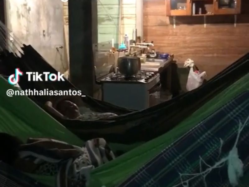 Jovem viraliza ao mostrar família reunida no interior do Amazonas