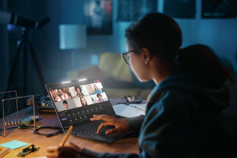Imagem de: Humane lança AI Pin, aparelho com inteligência artificial que projeta imagens na palma da mão