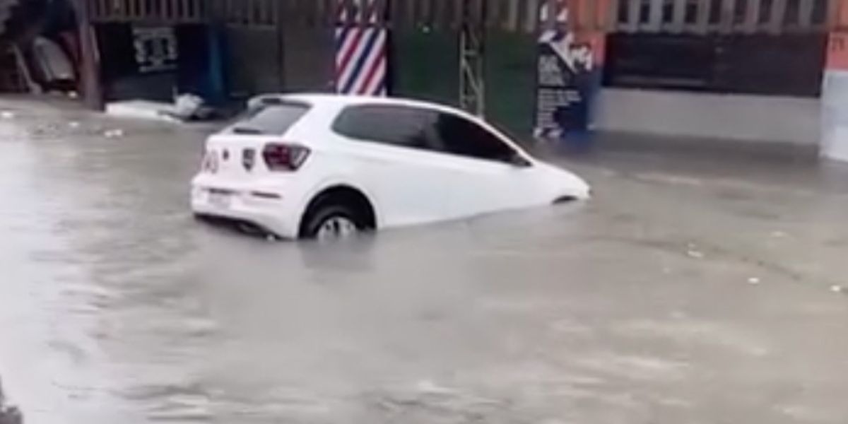Carro é arrastado durante temporal no igarapé do Passarinho, em Manaus