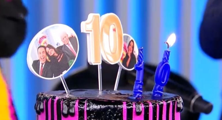 A Hora da Venenosa completa 10 anos no ar e Fabíola Reipert recebe homenagem no Balanço Geral