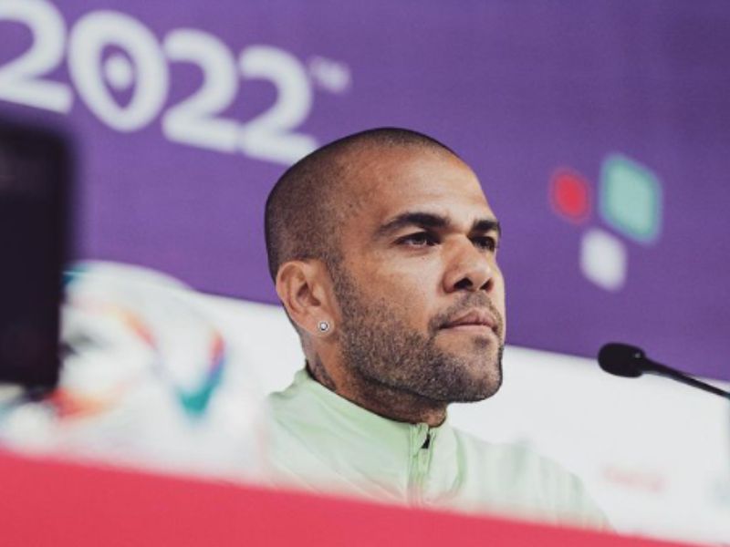 Daniel Alves é intimado para comparecer a tribunal, diz jornal