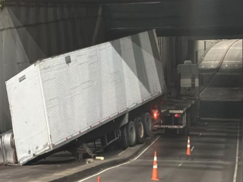 Caminhão com container tomba em avenida de Manaus