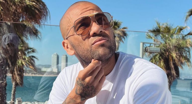 Justiça da Espanha começa a decidir se Daniel Alves deixará a prisão