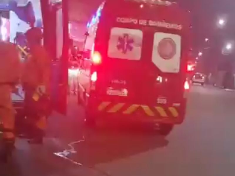 Motoqueiro é arremessado ao colidir com carro em Manaus