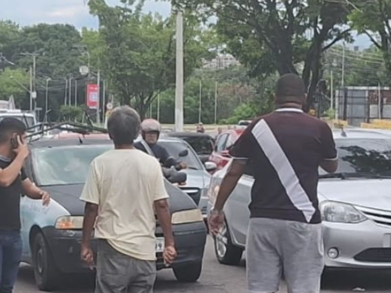 Mulher é atropelada ao tentar atravessar em avenida de Manaus