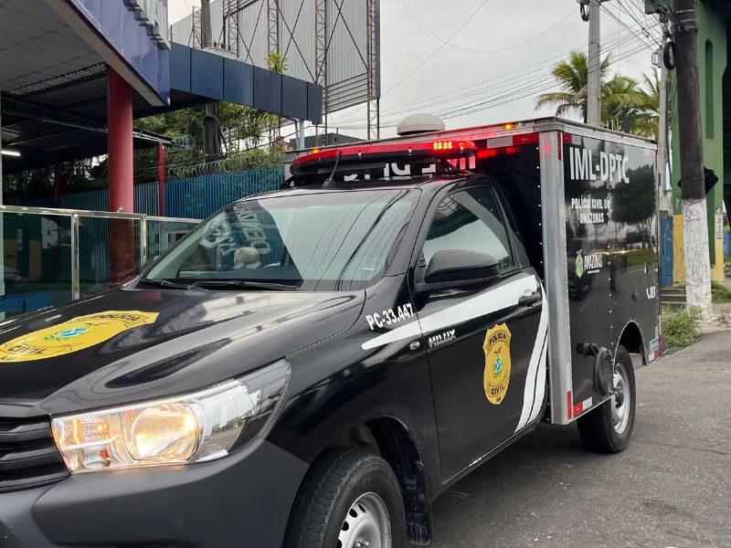 Feto é encontrado no lixo de universidade de Manaus; acompanhe ao vivo