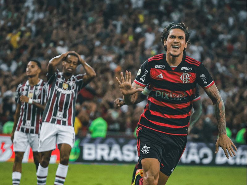 Flamengo vence Fluminense e segue líder do Brasileirão