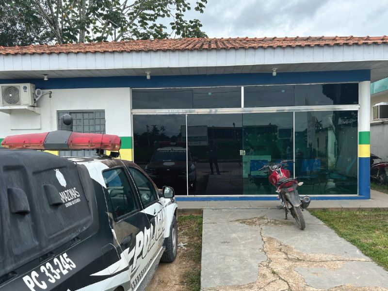 Homem esfaqueia porco e em seguida coloca fogo em casa no AM
