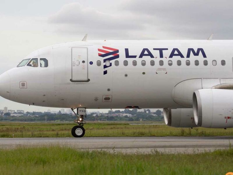 Passageiro trans barrado em voo da Latam será indenizado em R$ 15 mil