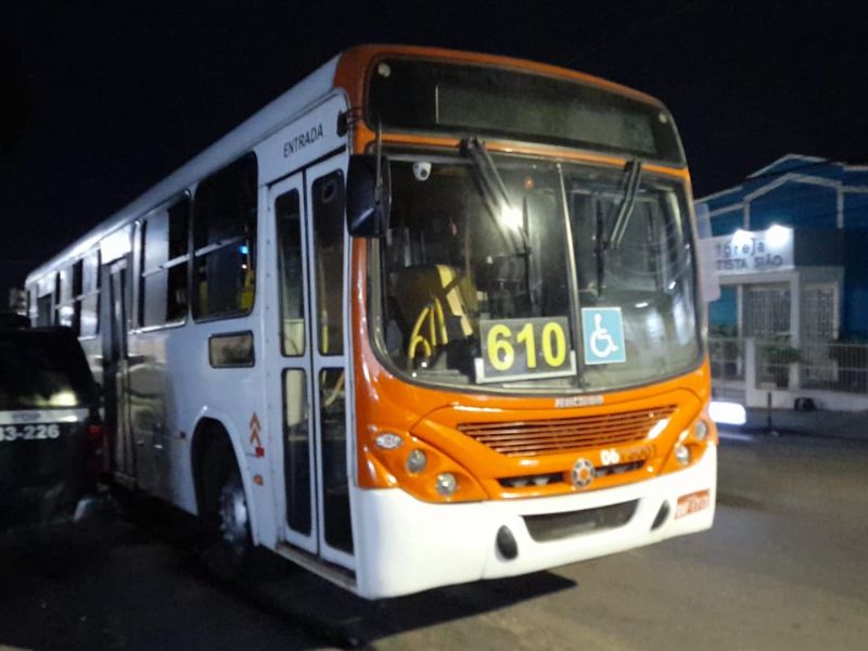 Ladrão é espancado após fingir está armado para assaltar ônibus em Manaus