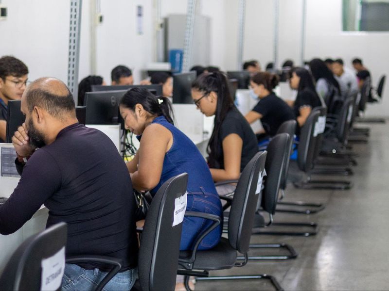 SECRETÁRIA E PEDREIRO estão entre as 163 vagas disponíveis para esta quinta-feira