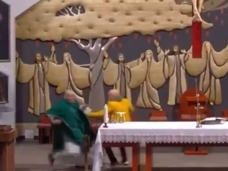 Padre é atacado com faca durante missa transmitida ao vivo