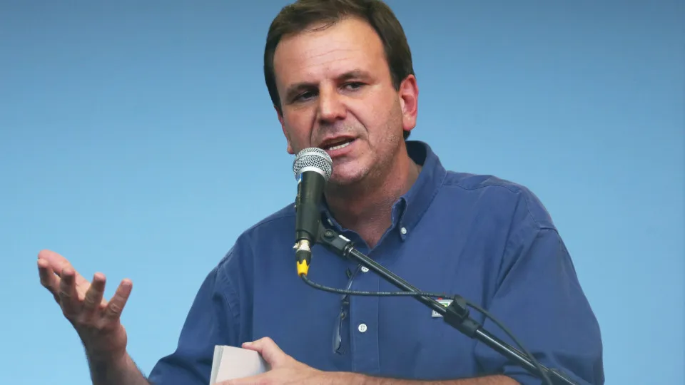 Paes diz que escolas de samba afetadas por incêndio no Rio não correrão risco de rebaixamento