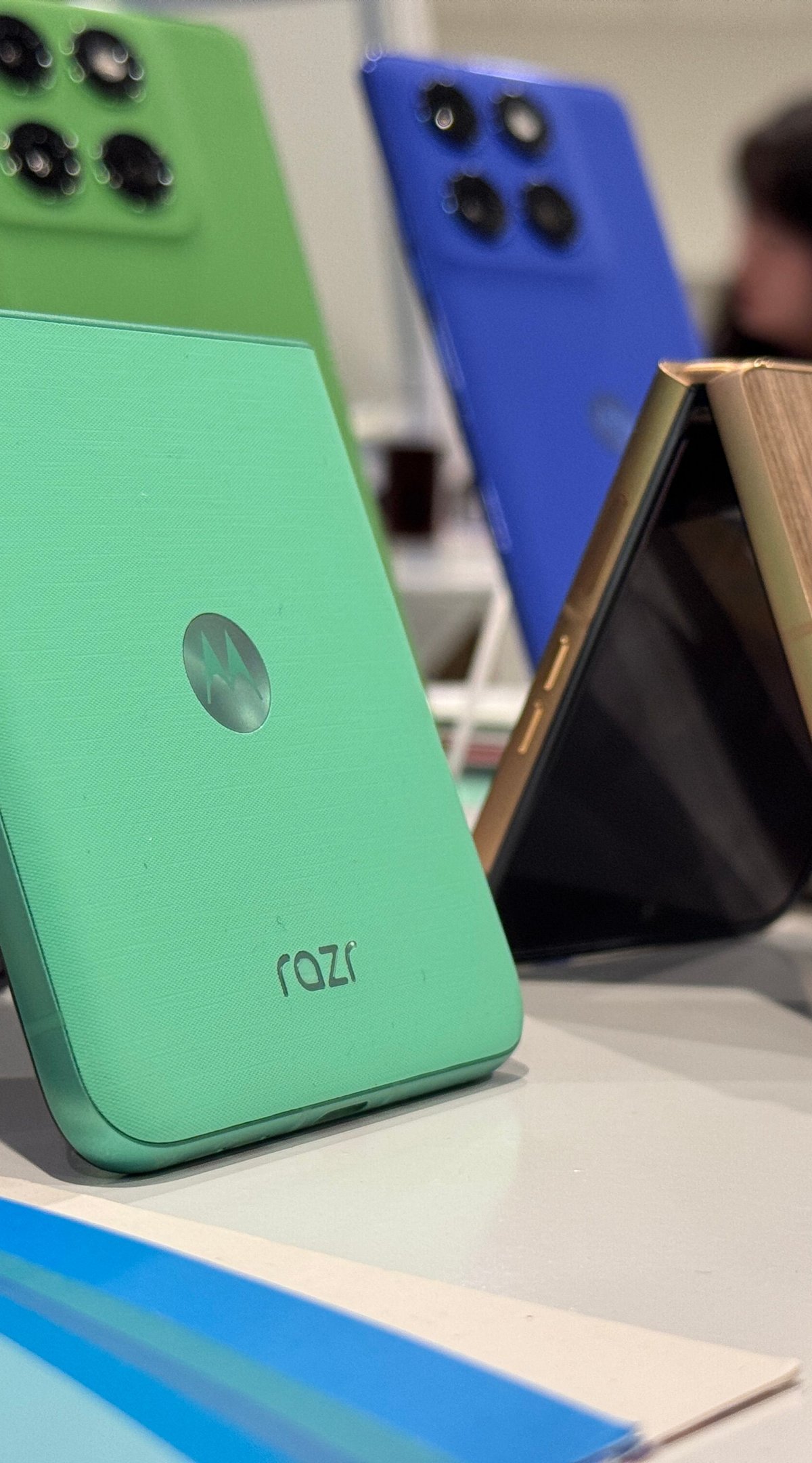 Motorola revela linhas Razr 60 com Snapdragon 8 Elite e Edge 60 com bateria 'gigante'