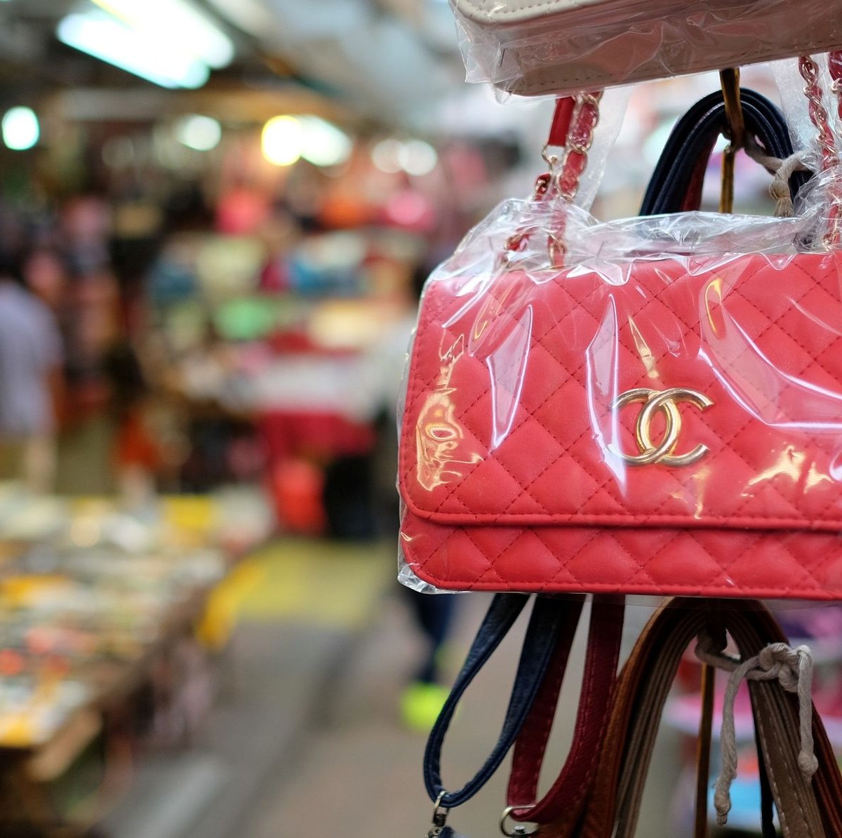 Tiktokers chineses aproveitam 'tarifaço' dos EUA para divulgar produtos piratas