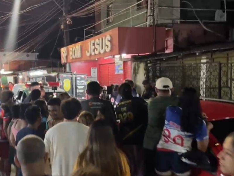 homem é executado com vários disparos em frente a mercadinho em Manaus