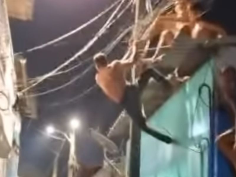 Ladrão é chutado de telhado e espancado pela população