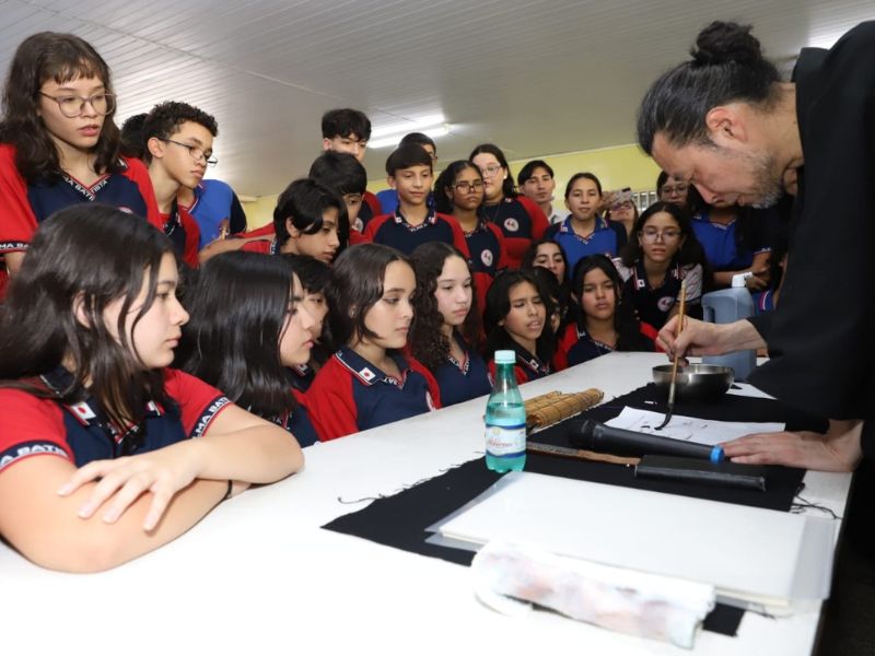 Mestre japonês encanta alunos em Manaus com arte milenar da caligrafia
