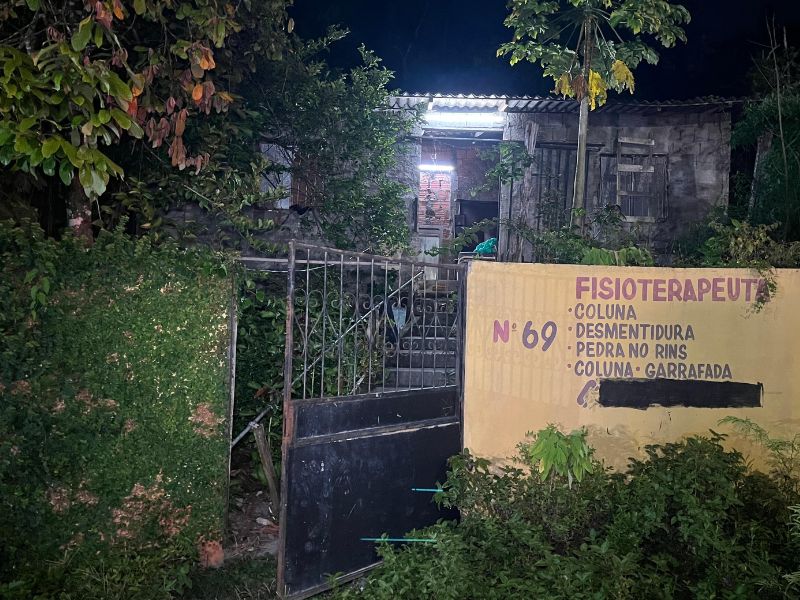 homem é encontrado com a garganta cortada dentro de casa em Manaus