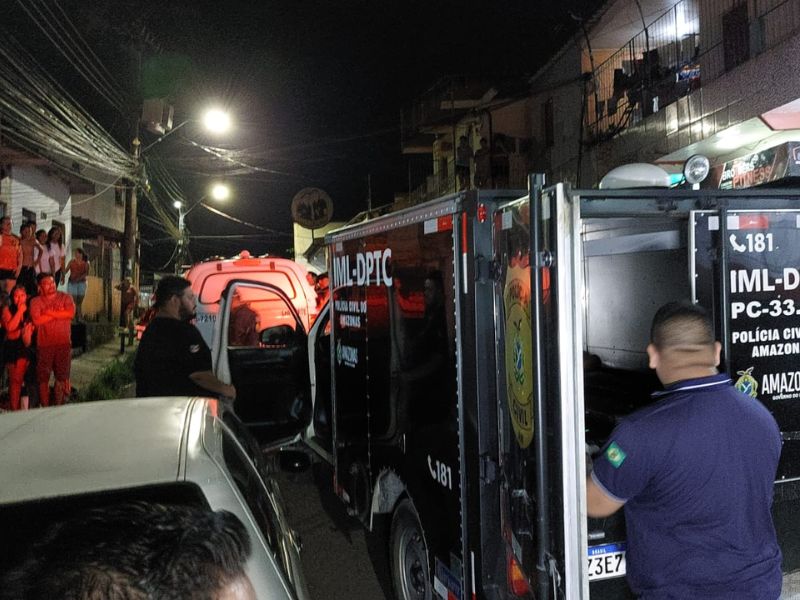 Homem é executado na frente dos filhos após esfaquear três e matar um