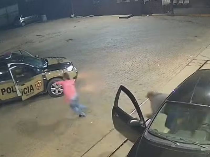Mulher salta de carro durante sequestro e pede socorro à PM