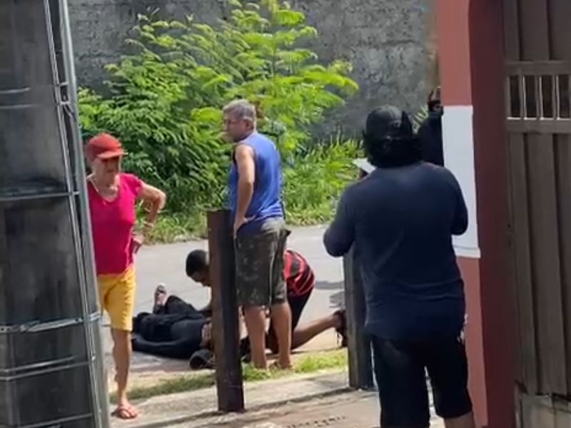 Acidente entre carro e duas motos deixa feridos no Parque 10; veja vídeo