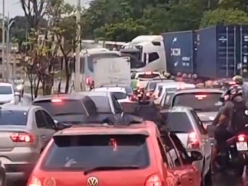Carreta paralisa trânsito após manobra irregular