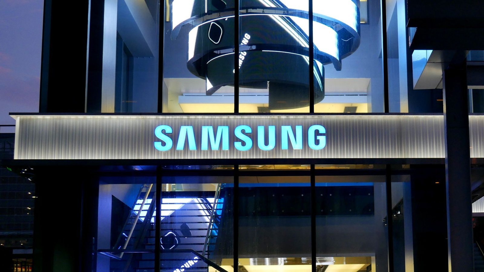 Celular trifold da Samsung ganha possível data de revelação