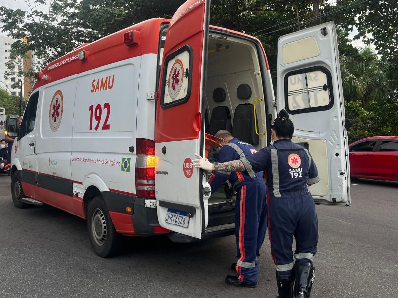Imagem mostra um equipe do Samu atendendo um acidente