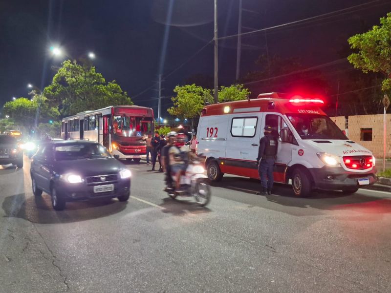 Homem fica gravemente ferido após ser atropelado por ônibus na Avenida Noel Nutels