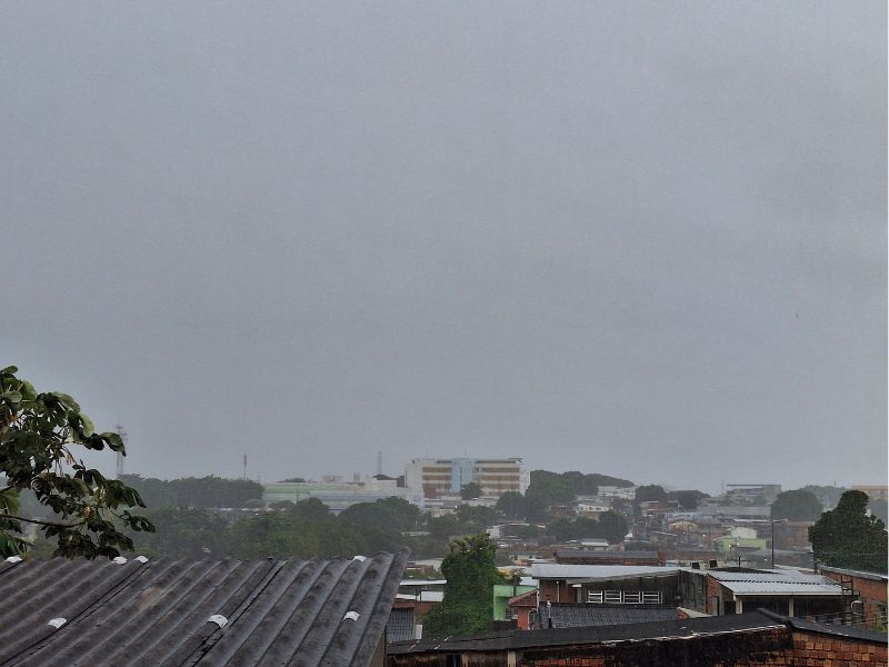 Manaus amanhece com chuva e clima abafado neste sábado (27)
