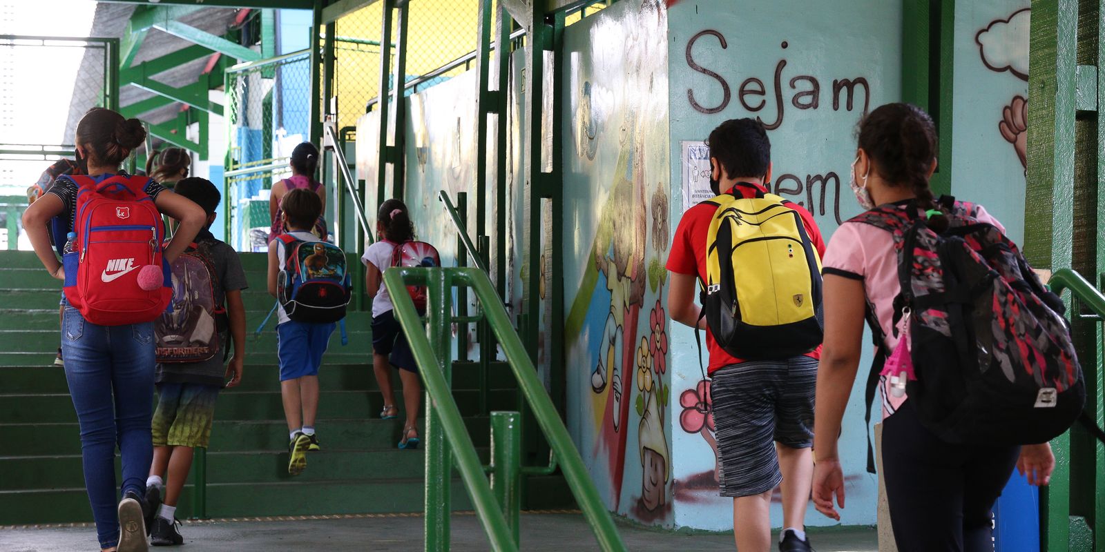 Menos da metade das escolas públicas está ligada à rede de esgoto