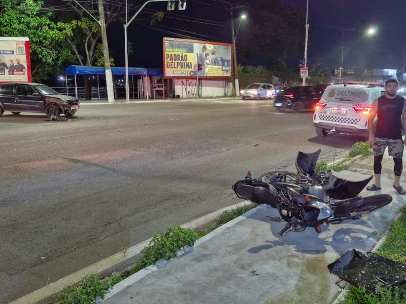 Motociclista fica em estado grave após colisão com carro em Manaus