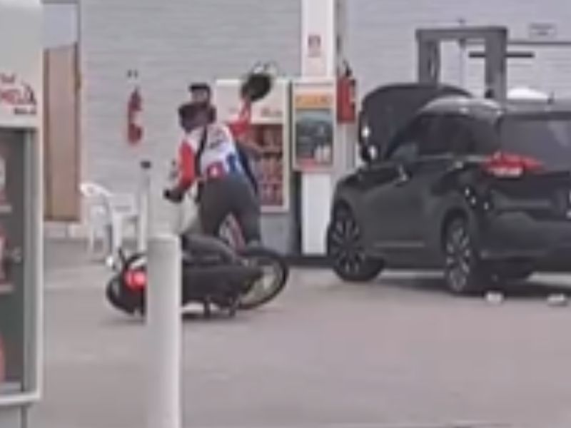 Motorista e motociclista caem no soco após discussão