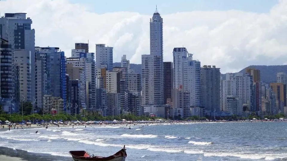 Obras na orla de Balneário Camboriú incluem até muro subterrâneo