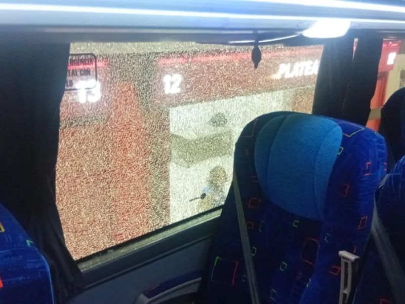 Ônibus do Flamengo é alvo de pedradas antes de jogo; VÍDEO