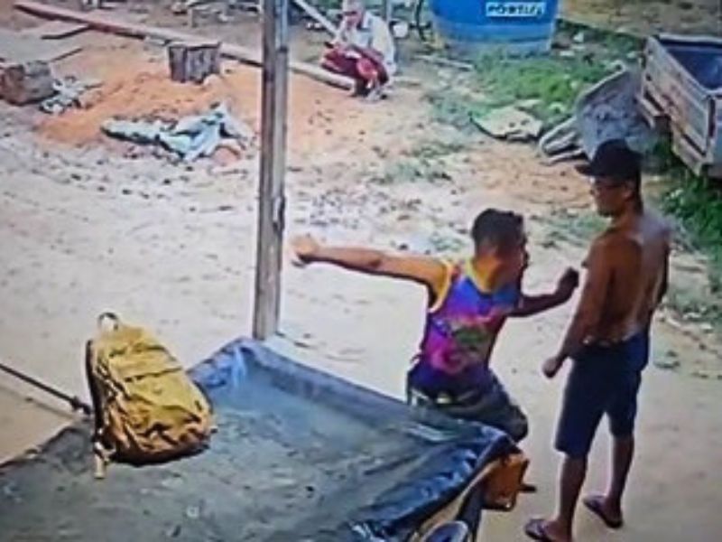 Vídeo flagra homem matando idoso a facadas em bar no AM