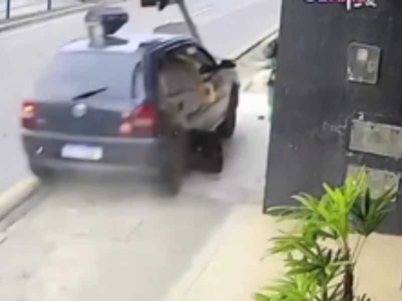 homem escapa por segundos de carro desgovernado e reage com oração