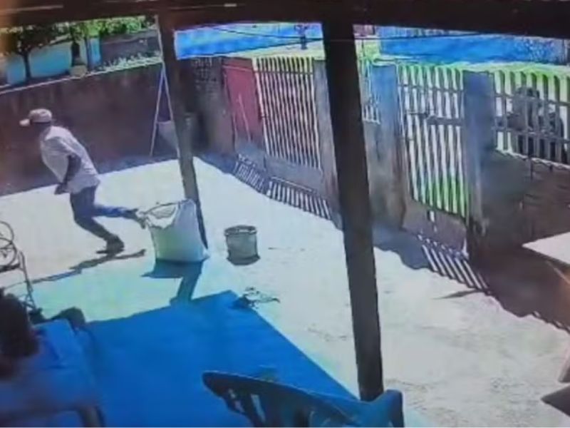 homem vai atender ao portão de casa e é assassinado a tiros